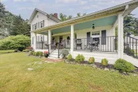 Wolcottville Farmhouse: 18 Mi to Shipshewana - Homestays