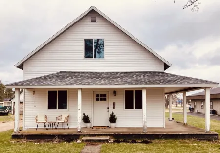 The White House…a lovely family friendly 4-bedroom house with WiFi in Kalkaska Отели в г. Калкяска