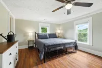 Super Cozy 5 Acre Farmhouse in Luray - Close to Everything Hotels in Luray