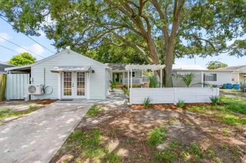 Peaceful cottage with AC in St. Petersburg - Close to Everything!