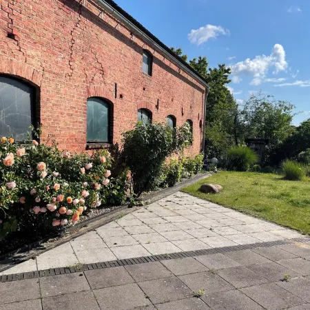 Quiet, spacious and light-flooded apartment/loft with large courtyard garden