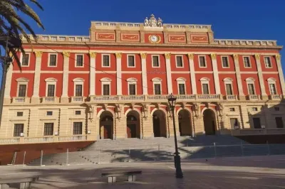 Two-story house with garden and patio in a quiet area. Easy parking Hotel dekat Centro Comercial Bahia Sur