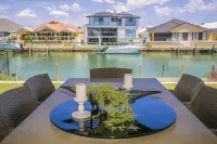 CHILLAX HOUSE -Luxury Canal Holiday House, Jetty, BBQ, Family Friendly-Sleeps 14