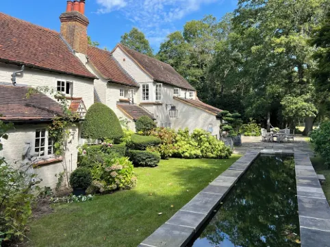 Luxury characterful home in 1 acre with pool in Burhill Park Golf Club, Surrey Hotels in Walton-on-Thames