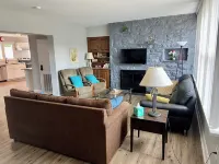 Charming one-level retreat near Philly with private yard, kid/pet friendly Hotels in Broomall