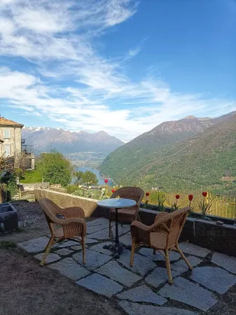 Former barn with garden and magnificent view of the lake, ideal starting point for trekking. Отели в г. Alta Valle Intelvi