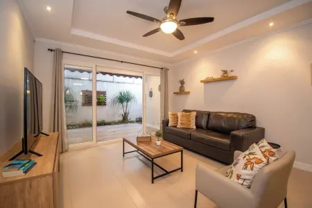 Beautiful Condo just steps from Avenida Escazu! Отели рядом с достопримечательностью «Escazú»