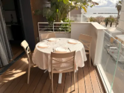 BLUESuite - Nuovissimo trilocale fronte mare, 3 piano con terrazza e box