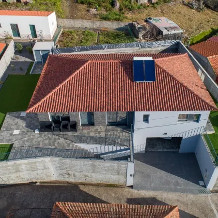 Casa Barros Serra, 3 Bedroom Holiday Home for all the Family in Calheta