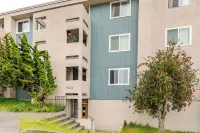 Charming and Safe 3-Bedroom Apartment with 6 Beds, 2 Bath, AC, WiFi and Parking Hotels in Albany