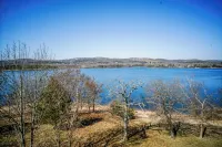 Lakeview Penthouse, Amazing Views—3BR/2BA Relax in Branson Condo, Indian Point