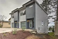 Depoe Bay Townhome w/ Deck & Stunning Ocean Views! - parking
