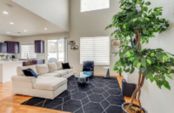 6 マイル トゥ ディア: デンバー ホーム ウィズ フェンスド ヤード & ファイア ピット