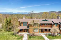 Walk on/Ski Off @Stratton, Hot Tub, King Beds, 2 Living Spaces, Shuttle!