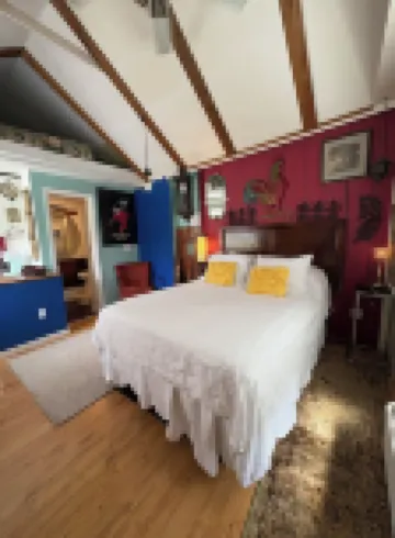 The Red Cottage ~ 5 Min. Stroll to Historic St. George Street - on Site Parking