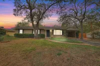 The Billie Goat Haus - Hot Tub -Steps to Main St! Hôtels à proximité de : National Museum of the Pacific War