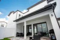 공원과 상점 근처의 타운홈, 4베드룸