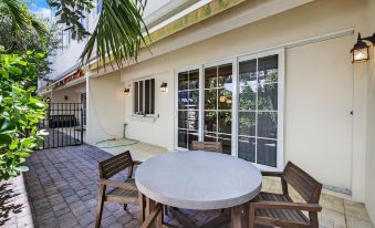 Daisy Townhouse  Steps from The Beach