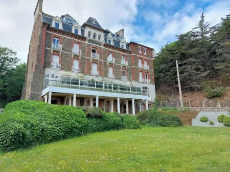 Beachfront apartment with full sea view