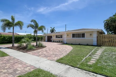 Paradise 4 Min to Beach with Heated Pool and Spa Отели рядом с достопримечательностью «Парк Дирфилд Айленд»