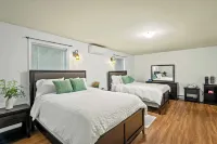 Hot Tub, Firepit, Foosball Access to Private Lake & Pool Penn Estate Getaway - Wifi