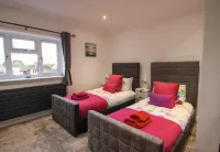 Luxurious Villa With Hot Tub Hotel a 