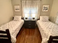 Just like HOME! Comfy KING bed, REMODELED! CLEAN! Hotels near Rogers Historical Museum