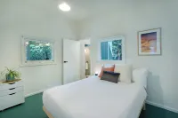 Olive-Nature haven, outdoor bath, artistic cottage, 5 mins to Hyams Beach Hôtels à : Old Erowal Bay