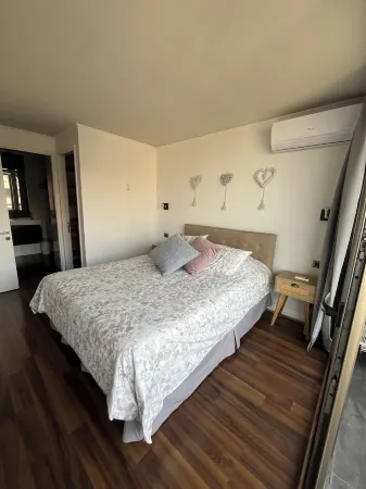 The department is two blocks away from Manquehue metro station Отели рядом с достопримечательностью «Clinica Las Condes»