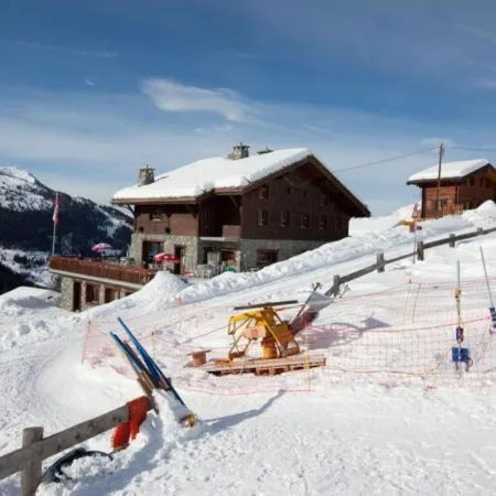 Apartment on ski slopes of Prarion