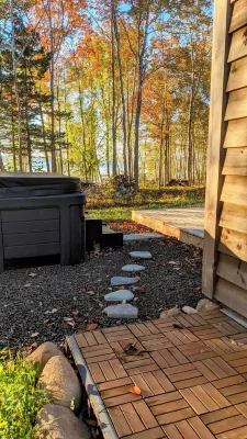 Unwind at BasinView Retreat: Luxe Waterfront Cottage with hot tub & beach access