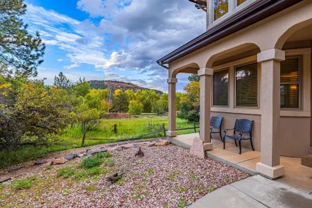 The Glen House, a lovely 4 bedroom home in Palmer Lake, with hot tub, and views! Отели рядом с достопримечательностью «Парк Уотерфронт»