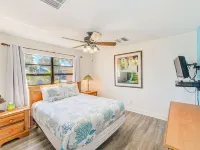 Waterfront oasis with private heated & screened pool, dock w/boat lift. 3BR/2BA Hotels in Apollo Beach