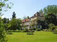 Mansion in Champvert with Pond View Terrace Hôtels à : Champvert