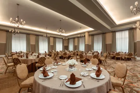 Embassy Suites by Hilton Savannah Historic District Отели в г. Саванна