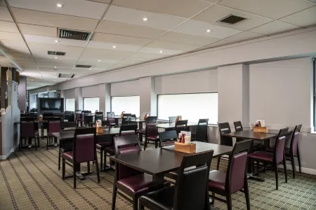 Holiday Inn Express Glasgow - City Ctr Riverside Отели рядом с достопримечательностью «Burnside Blairbeth Church»