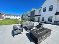 New Towhhome in heart of Idaho Falls walk to WalMart. 4 Bedroom sleeps 8 Hotels in Ammon