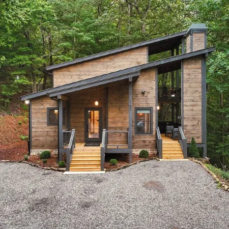 New Luxe Treetop Cabin  Hot tub  Near DT
