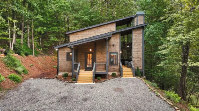 New Luxe Treetop Cabin  Hot tub  Near DT