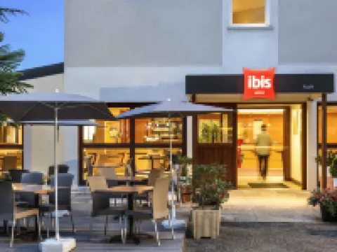 Ibis Auch โรงแรมในแชร์ส