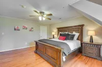 2 Mi to Clemson: Central Villa w/ Deck, Near Lakes - 3 estrellas