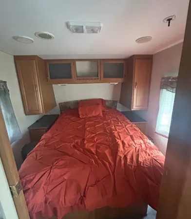 Cozy 2-bedroom RV with WiFi, AC in peaceful Euclid Отели в г. Юклид