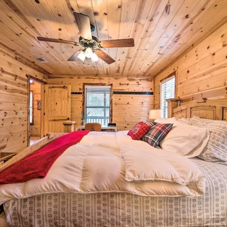 Hot Tub: 'Little Bear's Pond' Broken Bow Cabin