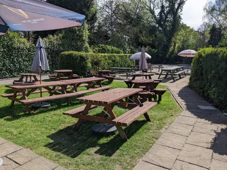 老灰母馬酒店-格林國王旅館