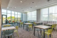 Spark by Hilton Madison Central - Breakfast