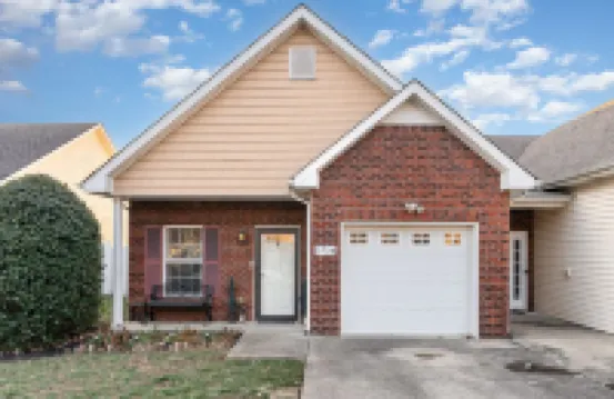 Stylish 2BR Townhome w Garage Patio Perfect for Stays or Assignments