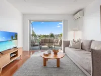 Bright 2-bed Apartment With Balcony & Garage Hotel di Five Dock
