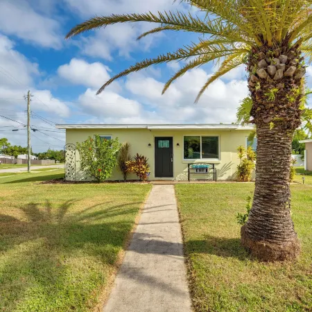 Relax in Hot Tub, Walk to Springs: North Port Home