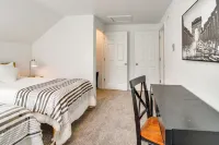 1 Mi to Dtwn Coos Bay: Sleek Apt w/ Deck & Views! - 3-Star