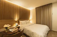 Hound hotel chuncheon - 3-Star